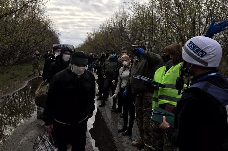 На Донбасі почався обмін полоненими На Донбасі почався обмін полоненими