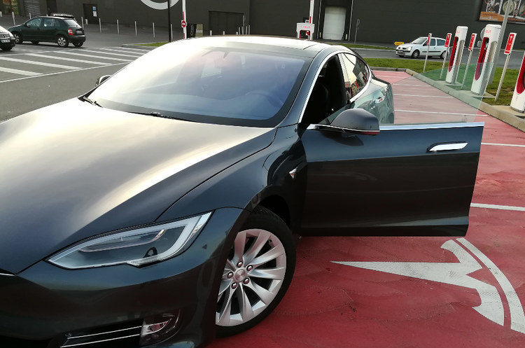 Tesla відкрила свій перший інтернет-магазин Tesla відкрила свій перший інтернет-магазин