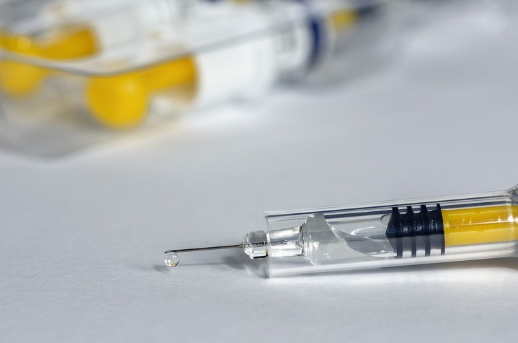 В Британії стартувало масове виробництво потенційної вакцини від COVID-19