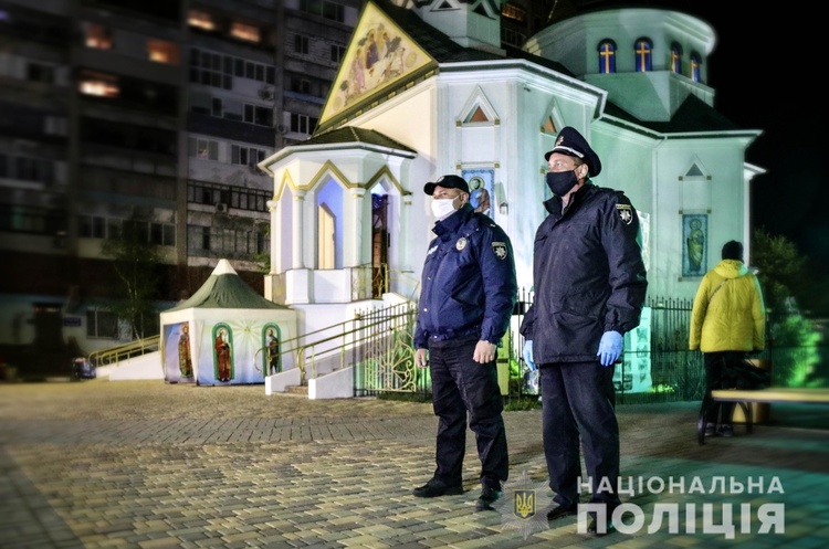 https://mvs.gov.ua Понад 130 000 українців пішли до храмів на Великдень, незважаючи на карантин – Нацполіція