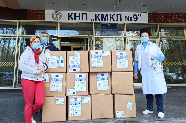 Фото: пресслужба ARX Страхова компанія ARX передала 710 сучасних захисних костюмів Київській міській лікарні №9