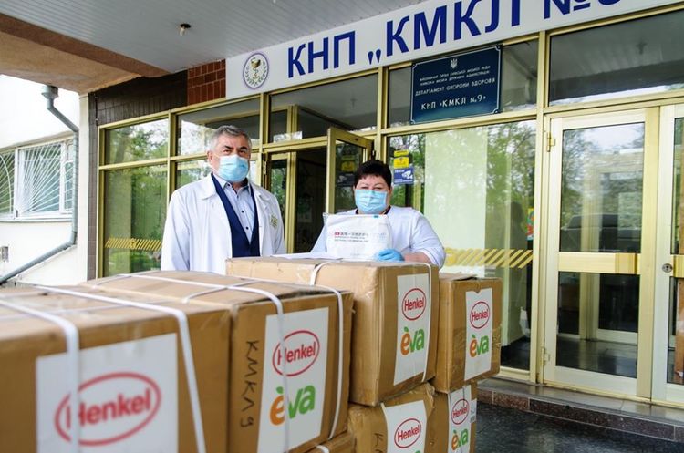 «Хенкель в Україні» та EVA передали в лікарні Києва і Дніпра захисні засоби майже на 500 000 грн «Хенкель в Україні» та EVA передали в лікарні Києва і Дніпра захисні засоби майже на 500 000 грн