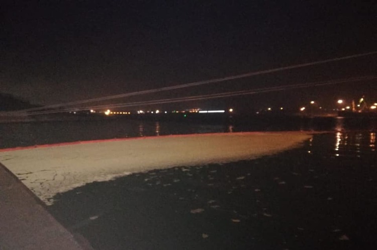 В Одеському порту в море вилилось більше 8 тонн пальмової олії В Одеському порту в море вилилось більше 8 тонн пальмової олії
