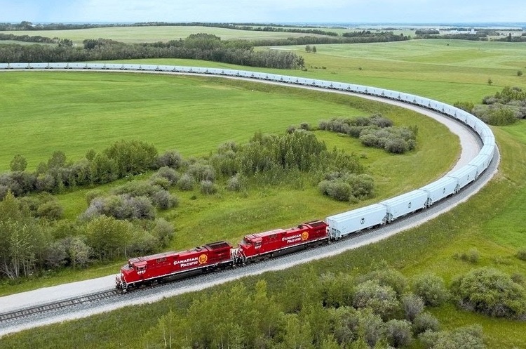 Фото Paterson Grain Канадська залізниця відправила найдовший у своїй історії поїзд