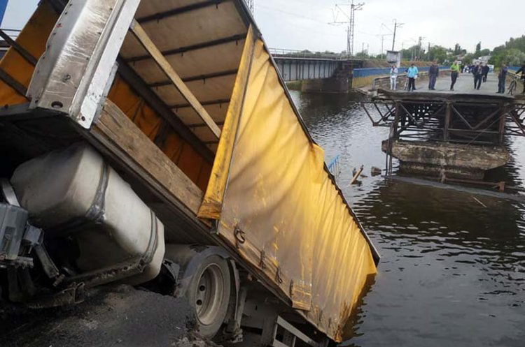 Міст, який обвалився в Олексіївці, відремонтують у першу чергу – голова «Укравтодору» Міст, який обвалився в Олексіївці, відремонтують у першу чергу – голова «Укравтодору»