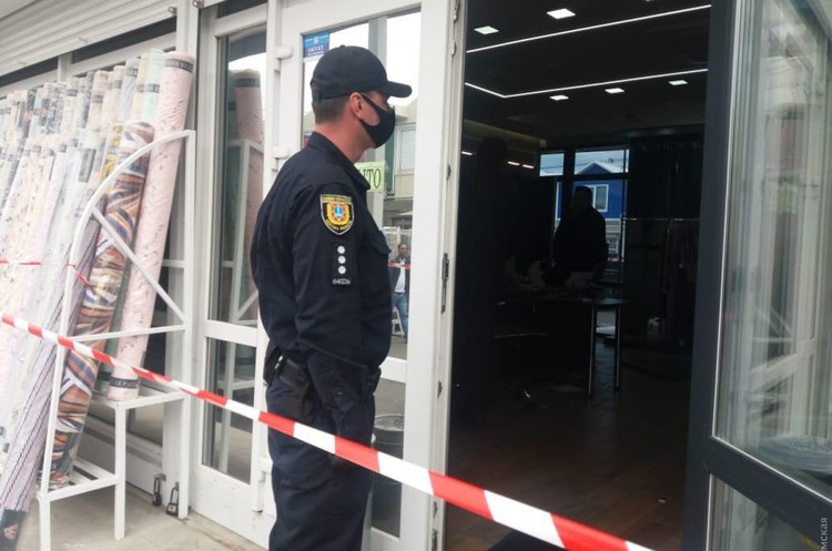 Розбірки в Одесі: на ринку «7 км» відбулась стрілянина, є поранені (ВІДЕО) Розбірки в Одесі: на ринку «7 км» відбулась стрілянина, є поранені (ВІДЕО)