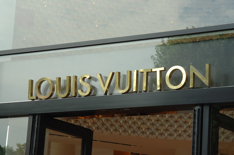 Очільник LVMH Бернар Арно хоче «переграти» умови угоди з Tiffany Очільник LVMH Бернар Арно хоче «переграти» умови угоди з Tiffany