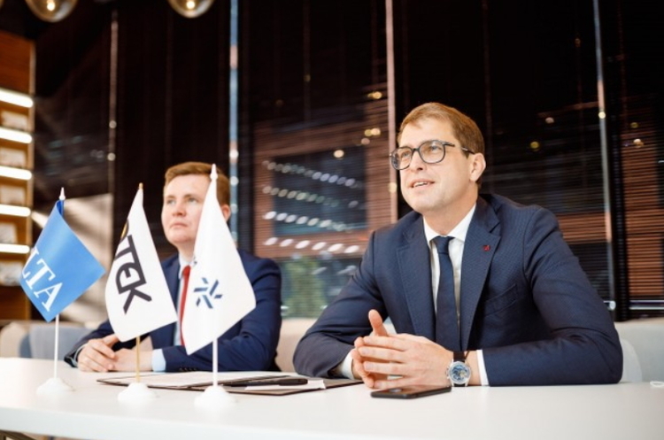 Роман Фаборовський, директор з фінансів Corum Group та Михайло Потапов, в.о. генерального директора Corum Group, директор з маркетингу та продажів Corum Group з групи ДТЕК і чеська Alta домовились про інвестиції в українське машинобудування