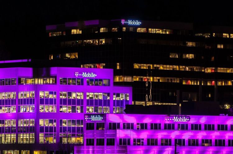 фото RCR Wireless Американські оператори T-Mobile і AT&T почали масові звільнення