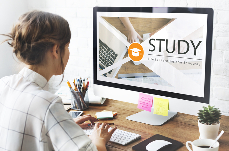 фото Shutterstock Влада США видворить з країни іноземних студентів, які навчаються онлайн
