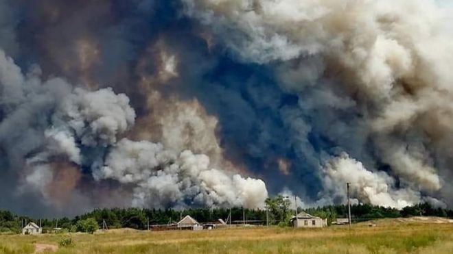 Поблизу лінії фронту вирує лісова пожежа Поблизу лінії фронту вирує лісова пожежа