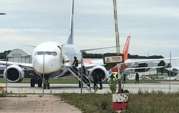 фото ABDUR RAHMAN MASHAL Рейс Ryanair скасували через повідомлення про бомбу на борту
