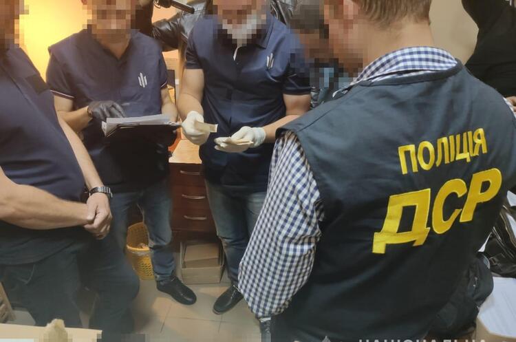 За два дні правоохоронці спіймали на хабарях дев’ять посадовців За два дні правоохоронці спіймали на хабарях дев’ять посадовців