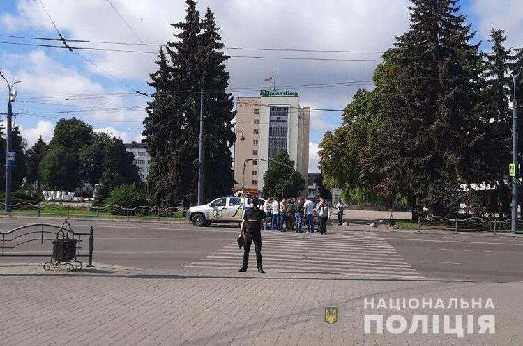 У Луцьку чоловік з вибухівкою захопив автобус з пасажирами У Луцьку чоловік з вибухівкою захопив автобус з пасажирами