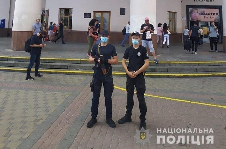 У Києві біля метро «Вокзальна» та на площі Космонавтів знайшли підозрілі валізи У Києві біля метро «Вокзальна» та на площі Космонавтів знайшли підозрілі валізи