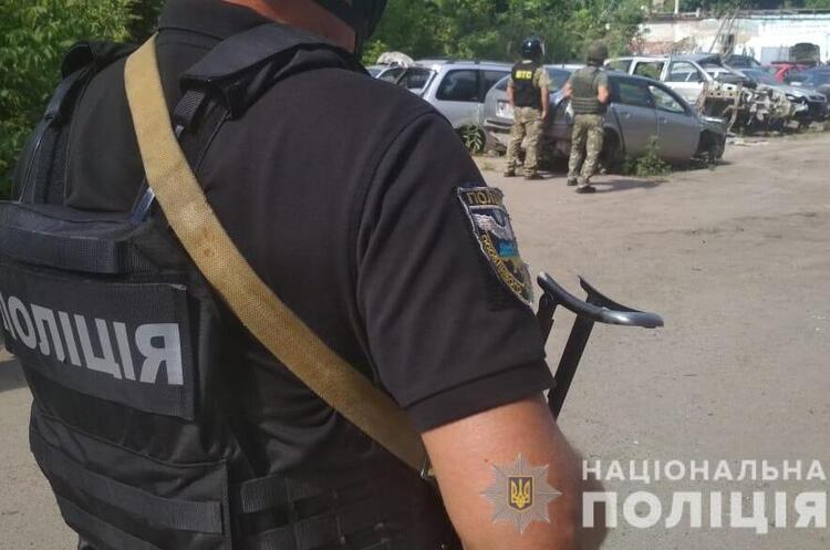 Зловмисник посеред дороги покинув авто та втік у лісопосадку – ОНОВЛЕНО Зловмисник посеред дороги покинув авто та втік у лісопосадку – ОНОВЛЕНО