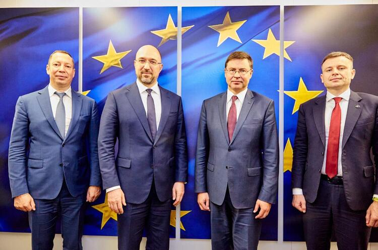 Голова Національного банку України Кирило Шевченко, Прем'єр-міністр України Денис Шмигаль, Виконавчий Віце-президент Європейської Комісії за напрямом “Економіка, що працює для людей” Валдіс Домбровскіс, Міністр фінансів Сергій Марченко Україна підписала меморандум з ЄС про отримання макрофінансової допомоги 1,2 млрд євро