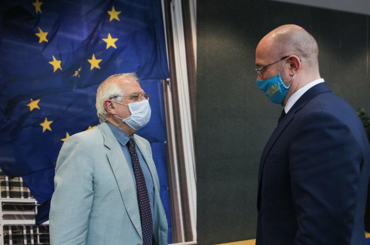 Денис Шмигаль і Джозеф Боррел Україна розраховує якнайшвидше підписати угоду про Спільний авіаційний простір з ЄС – Шмигаль