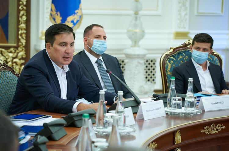 Голова Виконавчого комітету Нацради реформ при президенті України Міхеіл Саакашвілі Саакашвілі пропонує винести на референдум питання ліквідації Конституційного Суду
