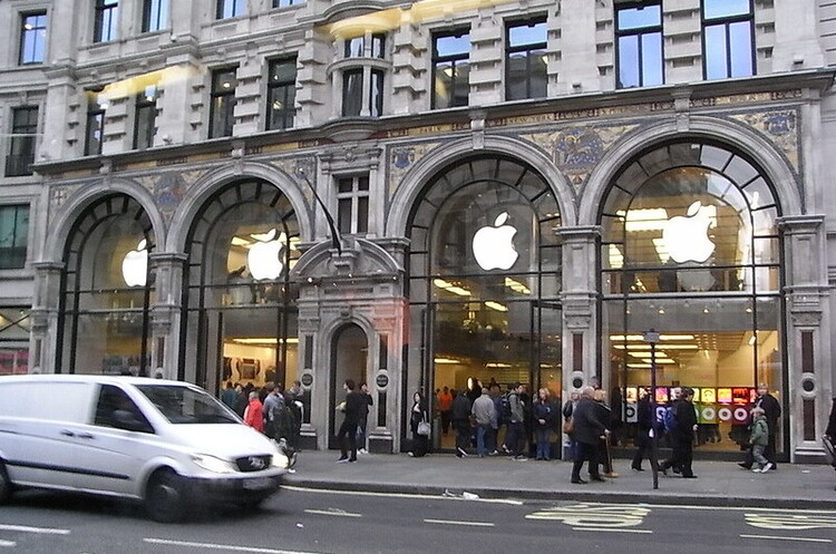 Продажі iPhone в Китаї стрімко виросли на тлі відновлення економіки Продажі iPhone в Китаї стрімко виросли на тлі відновлення економіки