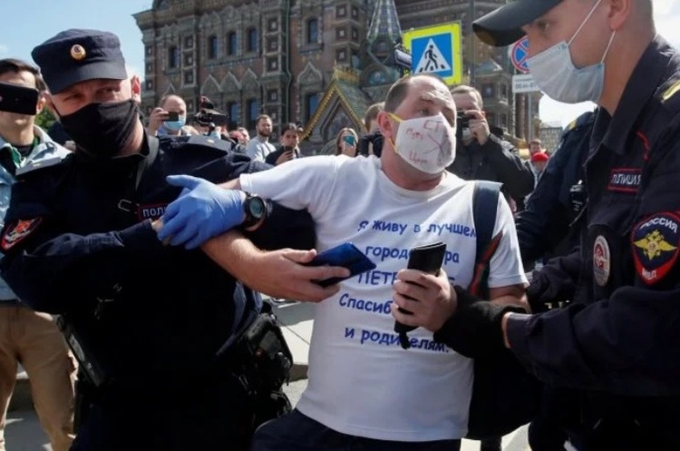 Затримання протестувальника в Санкт-Петербурзі По всій Росії на акціях солідарності з Хабаровськом затримали 70 людей