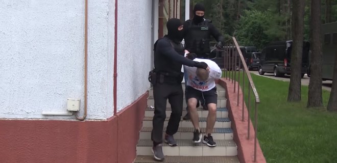 Затримання бойовиків ПВК Вагнера під Мінськом Затримані бойовики ПВК «Вагнер» говорять, що їхали засмагати й дивитися на собор