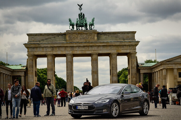 Tesla запланувала завершити будівництво заводу в ФРН до середини 2021 року Tesla запланувала завершити будівництво заводу в ФРН до середини 2021 року