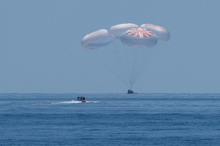 Космічний корабель Crew Dragon з астронавтами успішно повернувся на Землю (ВІДЕО) Космічний корабель Crew Dragon з астронавтами успішно повернувся на Землю (ВІДЕО)