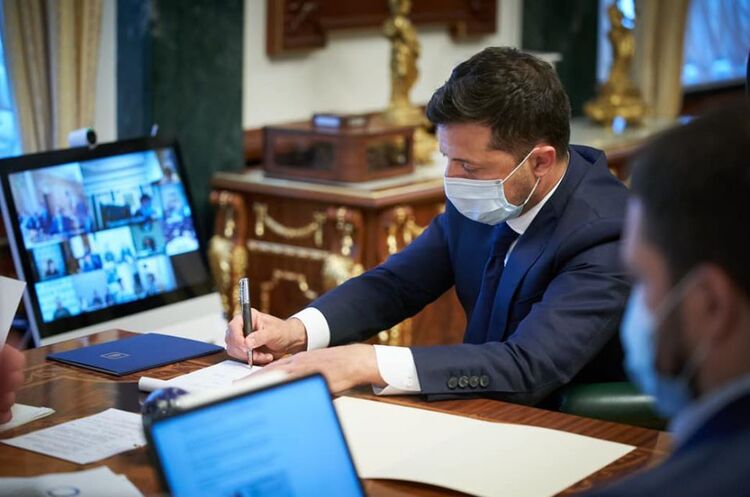 Президент України Володимир Зеленський Зеленський скасував книгу обліку для ФОПів