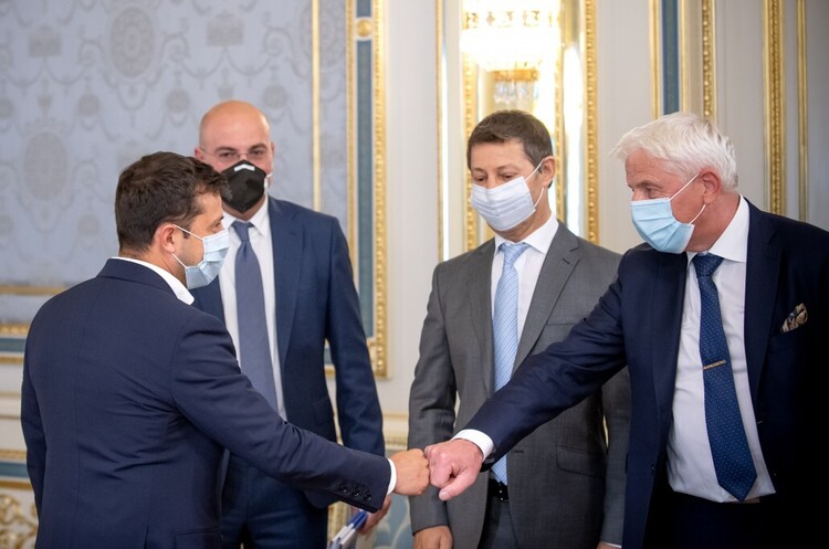 Зеленський обговорив з інвесторами будівництво водневого заводу в Україні Зеленський обговорив з інвесторами будівництво водневого заводу в Україні