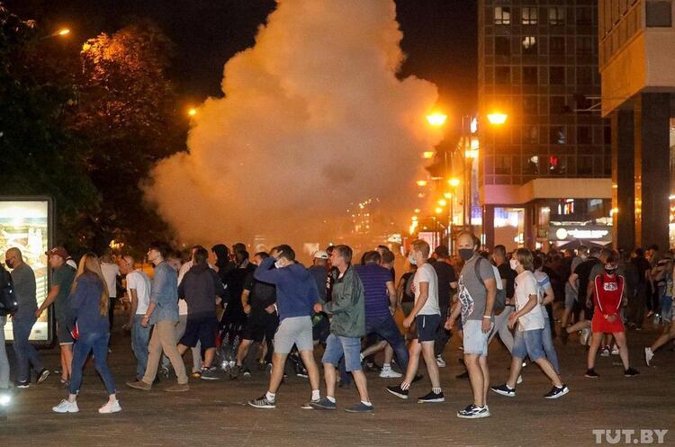 Зеленський закликає владу Білорусі і протестуючих до діалогу та відмови від вуличного насилля Зеленський закликає владу Білорусі і протестуючих до діалогу та відмови від вуличного насилля
