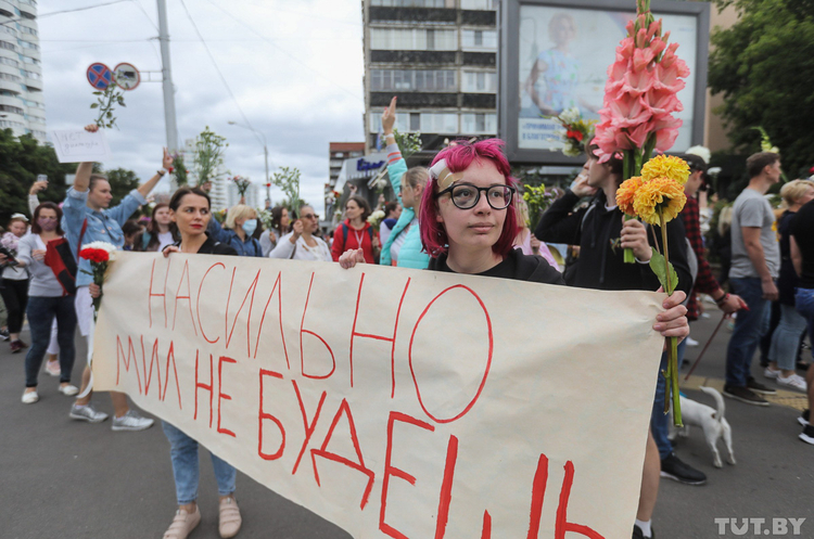 Білорусь, ніч четверта: ОМОН стріляє по будинках, акції солідарності, нові форми протесту Білорусь, ніч четверта: ОМОН стріляє по будинках, акції солідарності, нові форми протесту