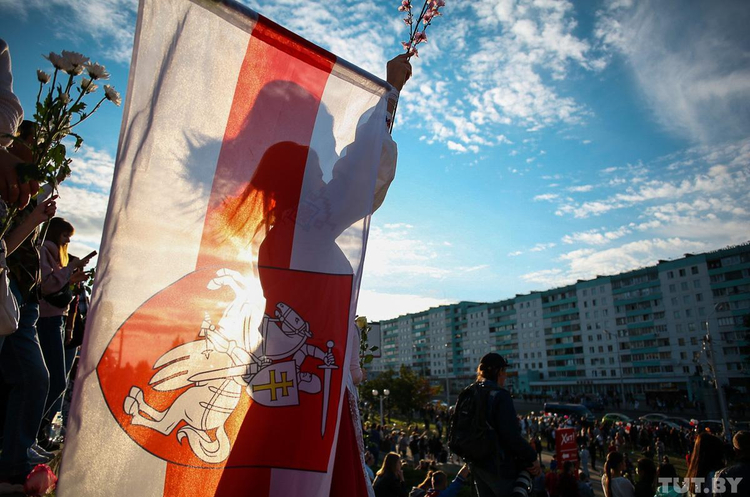 Протести в Білорусі, день п’ятий: мирний ОМОН, пошук зниклих, катування в ізоляторах Протести в Білорусі, день п’ятий: мирний ОМОН, пошук зниклих, катування в ізоляторах