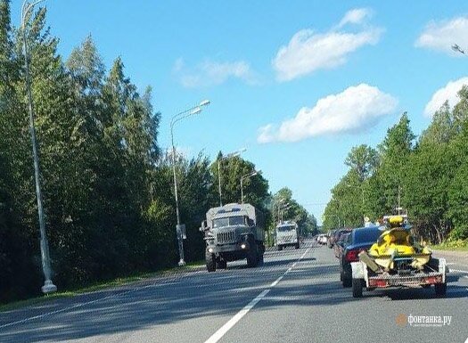 Росіяни помітили колону автозаків без номерів, що прямує до кордону з Білоруссю Росіяни помітили колону автозаків без номерів, що прямує до кордону з Білоруссю
