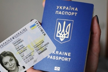 Папір vs пластик: що треба знати про новий паспорт українців
