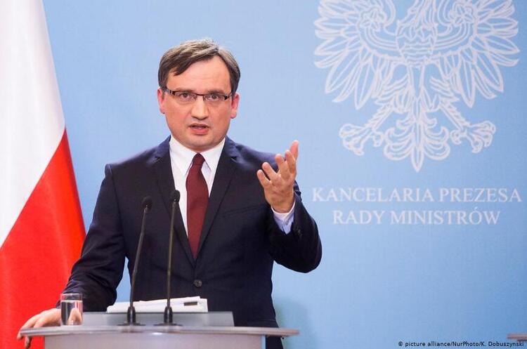Міністр юстиції Польщі Збіґнєв Зьобро Польща підтримає свої міста, яким ЄС не дав кошти через недружнє ставлення до ЛГБТ