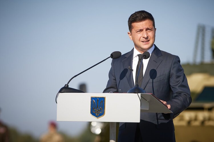 Президент України Володимир Зеленський Президент вручив Збройним силам сертифікати на новітнє озброєння та техніку