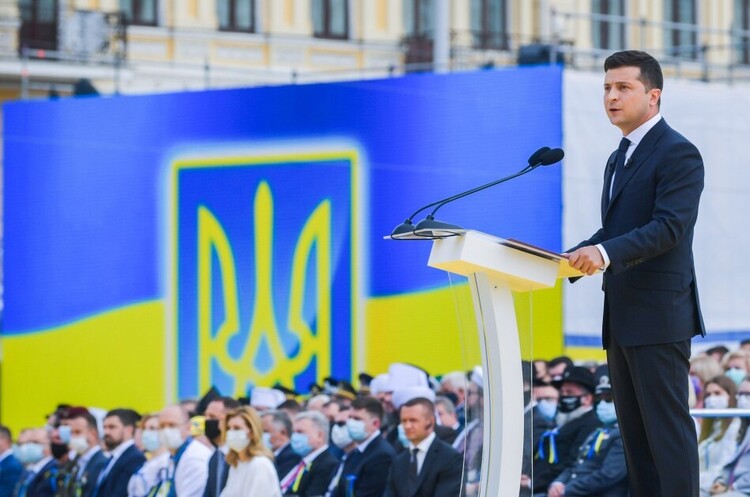 Володимир Зеленський Зеленський привітав українців з Днем Незалежності на Софійській площі: нехай дні перемир'я стануть місяцями, роками, десятиліттями