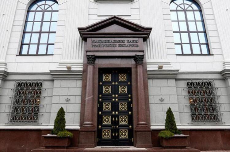 Нацбанк Білорусі призупинив кредитування банків через загрозу девальвації