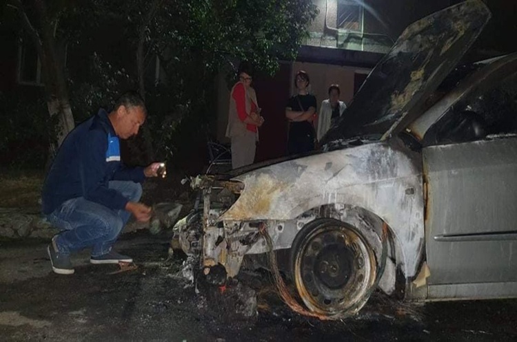 У справі підпалу автівки програми «Схеми» затримали двох підозрюваних, ще двоє – у розшуку У справі підпалу автівки програми «Схеми» затримали двох підозрюваних, ще двоє – у розшуку