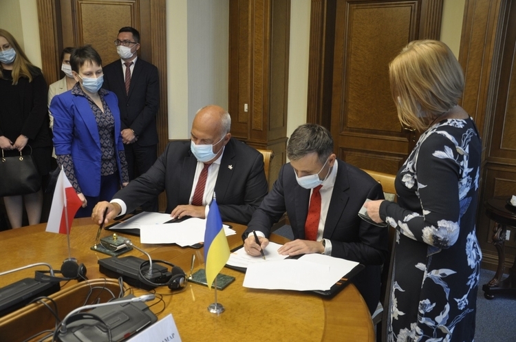 Міністр фінансів України Сергій Марченко та міністр фінансів Польщі Тадеуш Косцінський Україна та Польща підписали декларацію щодо обміну інформацією у сфері оподаткування