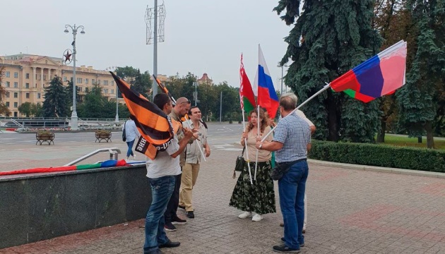 У центрі Мінська помічені люди з російськими та «георгіївськими» прапорами У центрі Мінська помічені люди з російськими та «георгіївськими» прапорами