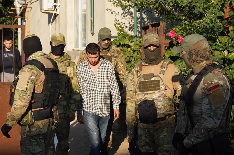 Окупанти знову прийшли з обшуками до кримських татар, четверо затриманих Окупанти знову прийшли з обшуками до кримських татар, четверо затриманих