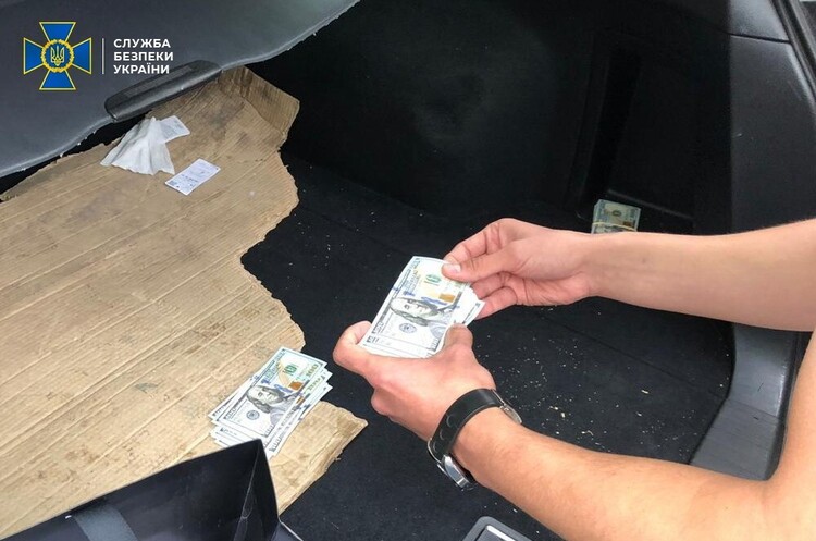 Начальника управління ДФС Тернопільської області затримали на хабарі у $37 000 — СБУ Начальника управління ДФС Тернопільської області затримали на хабарі у $37 000 — СБУ