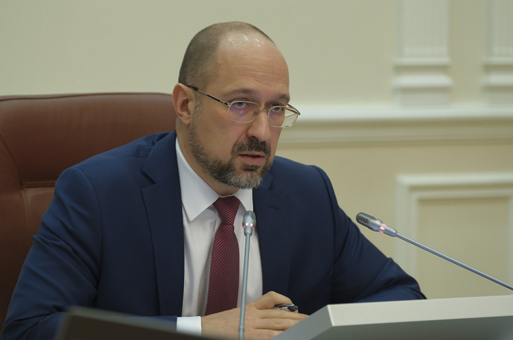 Прем'єр-міністр Денис Шмигаль Проєкт про призначення довічних стипендій педагогам, серед яких батько Зеленського, відкликаний через розширення списку стипендіатів – Шмигаль