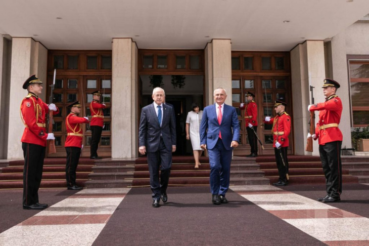 Президент Албанії Ілір Меті й очільник дипломатичної місії Володимир Шкуров Україна відкрила посольство в Албанії