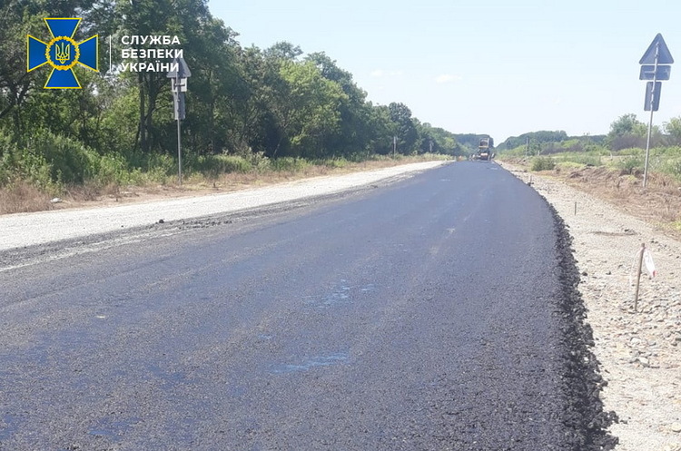 СБУ викрила махінації на будівництві доріг у двох областях і провела обшуки СБУ викрила махінації на будівництві доріг у двох областях і провела обшуки
