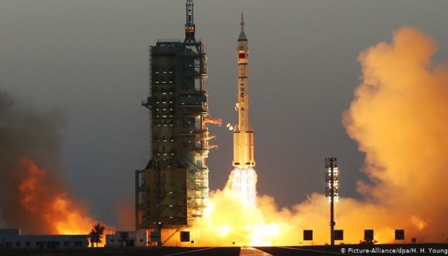 Китайський космічний шатл успішно повернувся на Землю Китайський космічний шатл успішно повернувся на Землю