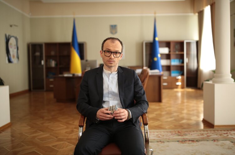 Малюська просить ухвалити закон, що не дасть Суркісам забрати 10 мільярдів у ПриватБанку Малюська просить ухвалити закон, що не дасть Суркісам забрати 10 мільярдів у ПриватБанку