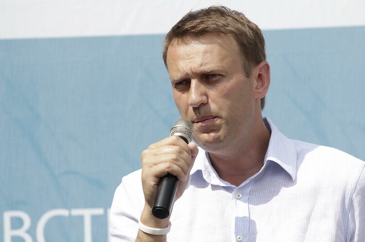 Олексій Навальний Навального вивели з медикаментозної коми: він сам дихає і реагує на слова